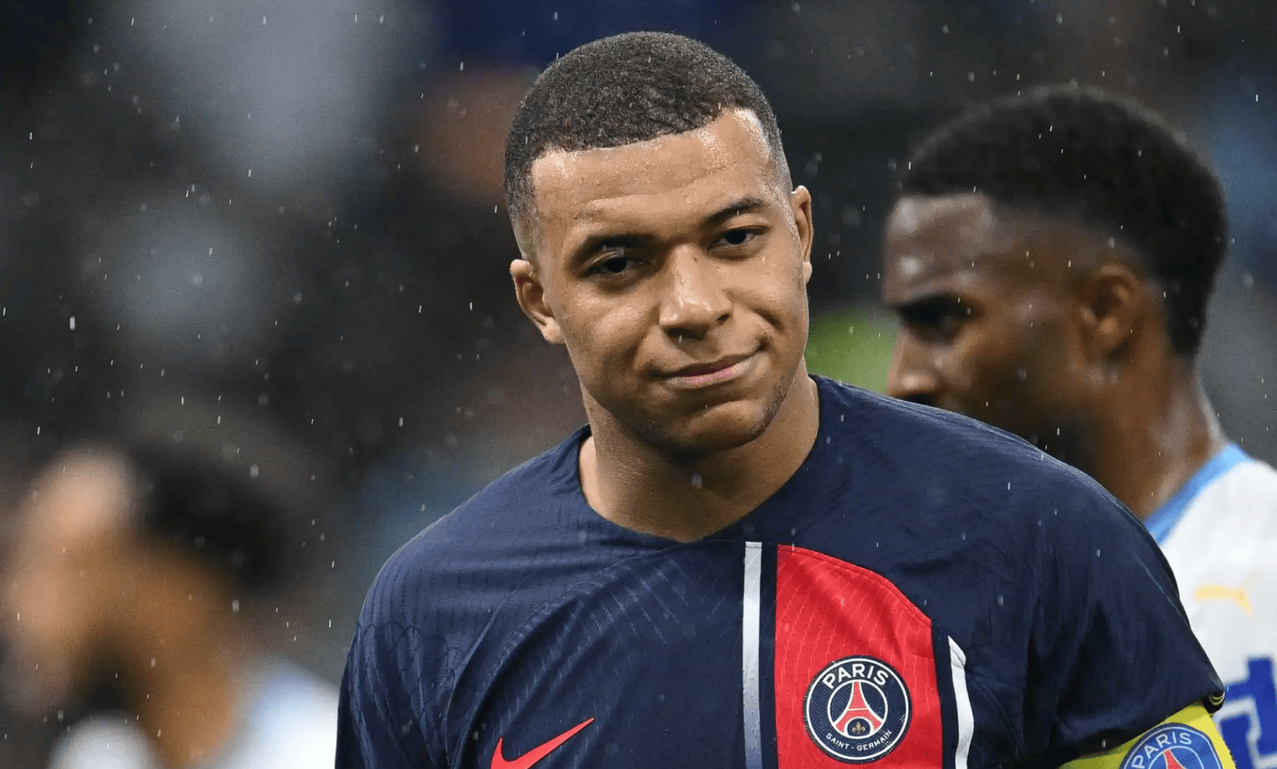 随机姆巴佩在巴黎圣日耳曼比赛中重要助攻，表现优异引发热议！