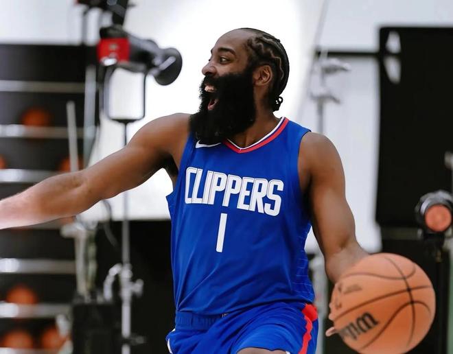 随机哈登迎来十赛季出色发挥，塞尔维亚队观众热烈欢呼！